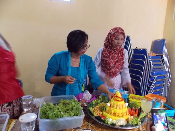 PELAKSANAAN LOMBA MENGHIAS NASI KUNING
