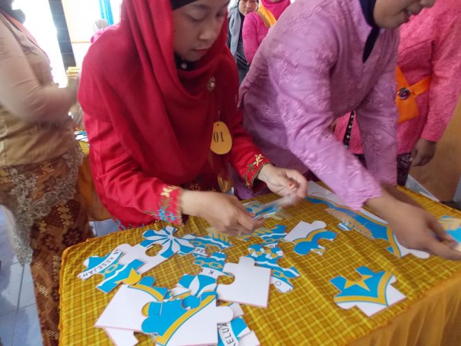 PELAKSANAAN LOMBA MENYUSUN PUZZLE
