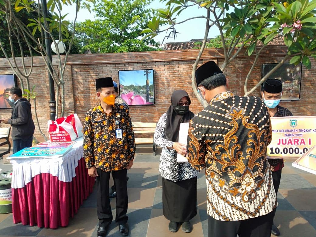 PENERIMAAN REWARD PEMERINTAH KOTA MADIUN KEPADA KELURAHAN KELUN KECAMATAN KARTOHARJO ATAS PERAIHAN PRESTASI SEBAGAI JUARA II DALAM LOMBA KELURAHAN BERHASIL TAHUN 2021 TINGKAT KOTA MADIUN