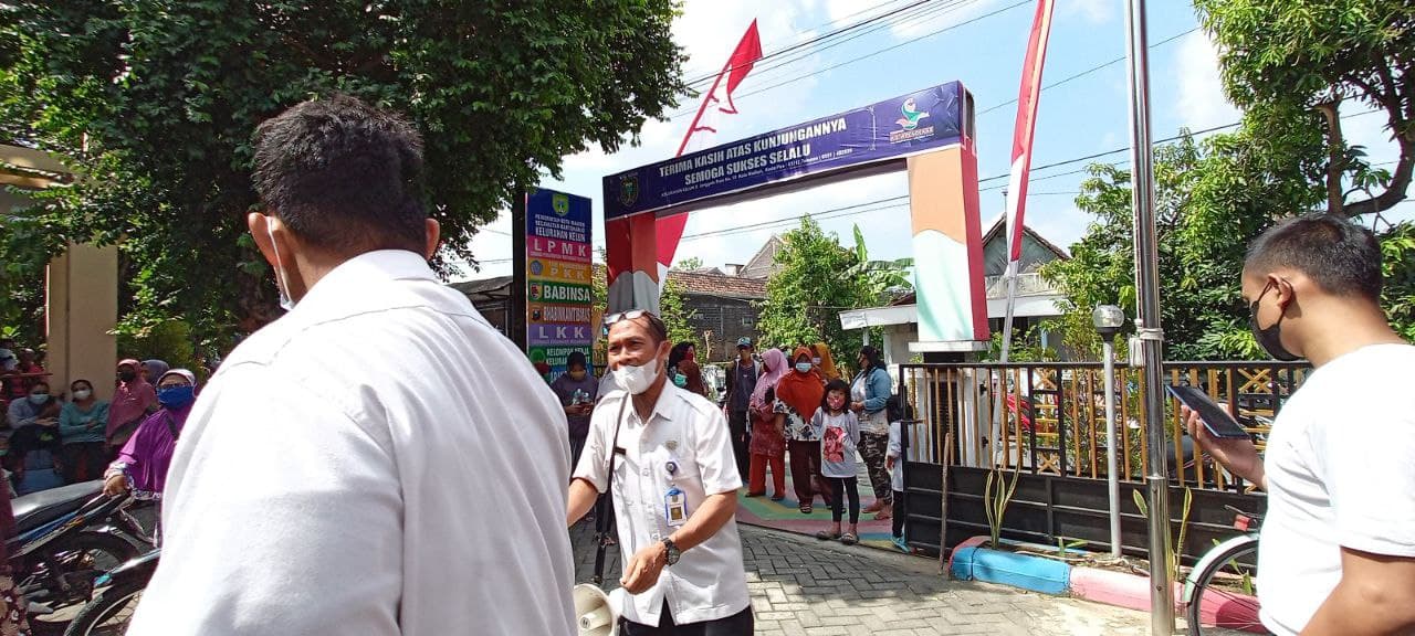 DISTRIBUSI DAN PENYALURAN SEMBAKO BANSOS PROGRAM PPKM DARURAT MELALUI TRANSPORTER BULOG KEPADA 330 KK/JIWA WARGA MASYARAKAT WILAYAH KELURAHAN KELUN KECAMATAN KARTOHARJO KOTA MADIUN